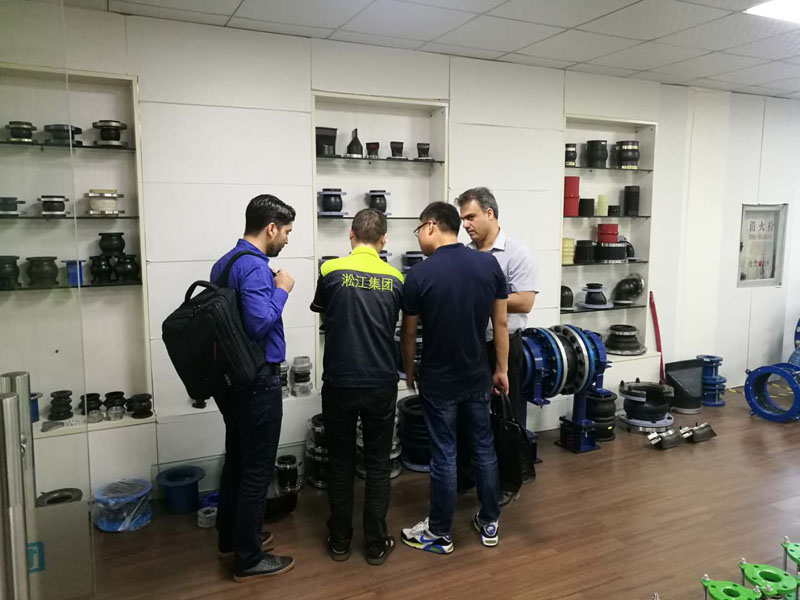 国外客户来访淞江集团可曲挠减震接头生产